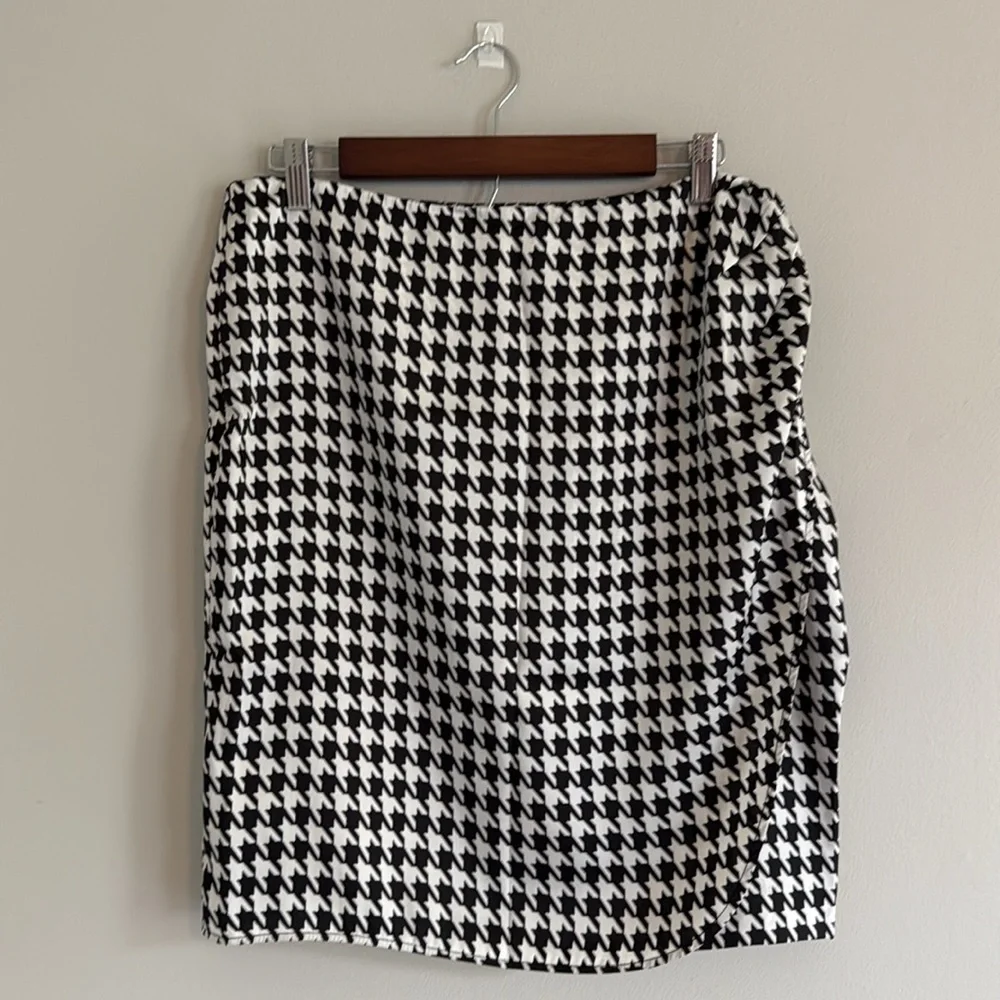 Liz Claiborne Houndstooth Skirt - Picture 4 of 6